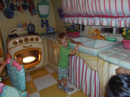 Minnie biztos csak pár percre ugrott el, mert a sütőben ott sül a torta.